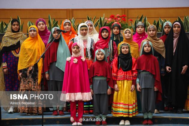 دانش آموزان بار دیگر سرود می خوانند