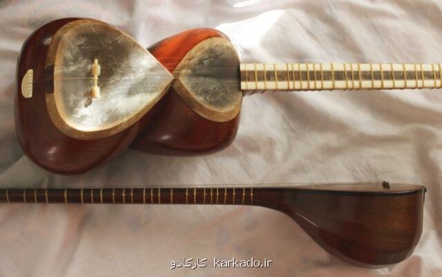 در این کنسرت نوازندگان بر تار و سه تار زخمه می زنند