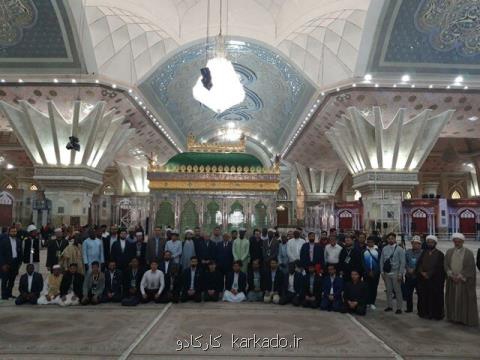 شركت كنندگان در مسابقات بین المللی قرآن با نثار گل به مقام شامخ امام (ره) ادای احترام كردند