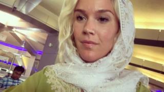جاس استون، خواننده زن بریتانیایی از ایران اخراج شد، عكس